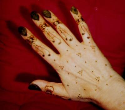 Henna-Muster auf der Außenseite einer Hand