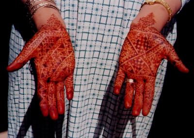 Die mit Henna geschmückten Hände einer marokkanischen Braut.