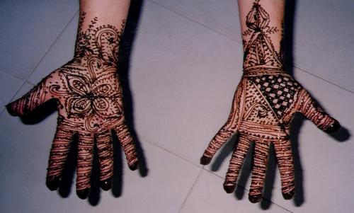 Marokkanische Henna-Muster auf den Händen - Innenhand