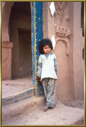 Dieses Mädchen wohnt in einer wunderschönen Lehmkasbah.